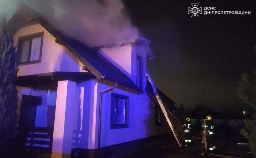 Масштабна пожежа у Підгородному: горів двоповерховий житловий будинок
