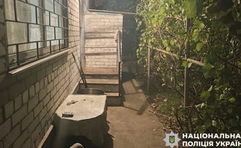 Побив потерпілу на подвір’ї приватного будинку: слідчі Дніпра повідомили про підозру 36-річному чоловікові
